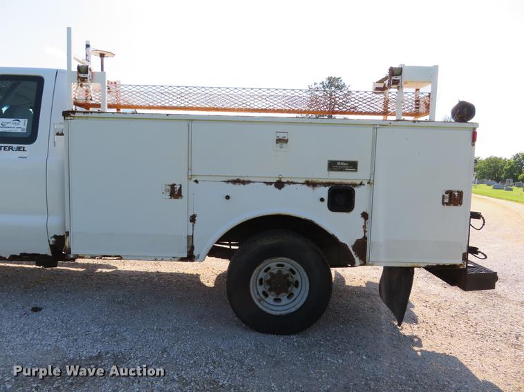 image for item DE8075 2001 Ford F350 Super Duty XL SuperCab utility bed pickup truck