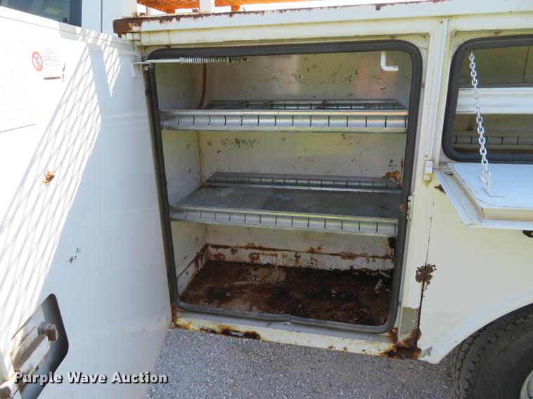 image for item DE8075 2001 Ford F350 Super Duty XL SuperCab utility bed pickup truck