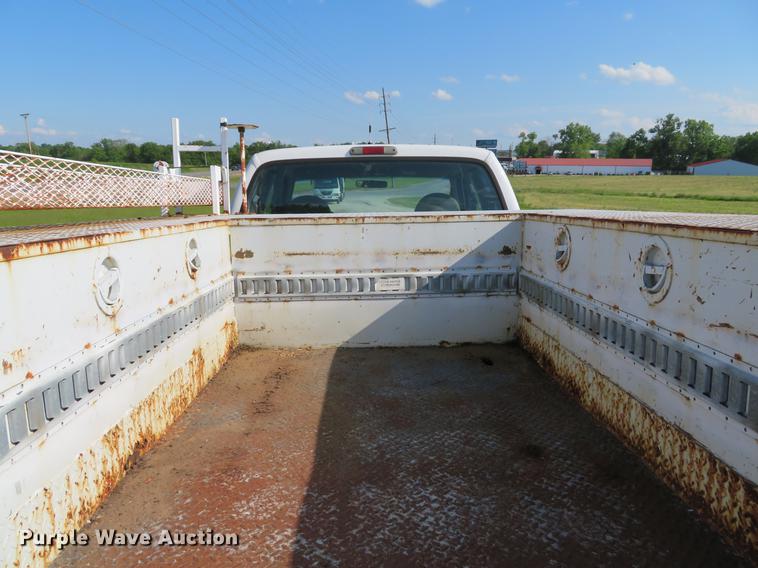 image for item DE8075 2001 Ford F350 Super Duty XL SuperCab utility bed pickup truck