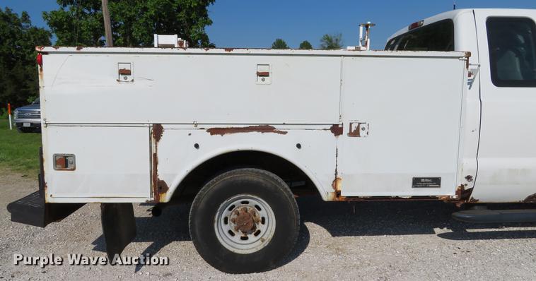 image for item DE8075 2001 Ford F350 Super Duty XL SuperCab utility bed pickup truck
