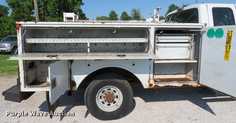 image for item DE8075 2001 Ford F350 Super Duty XL SuperCab utility bed pickup truck