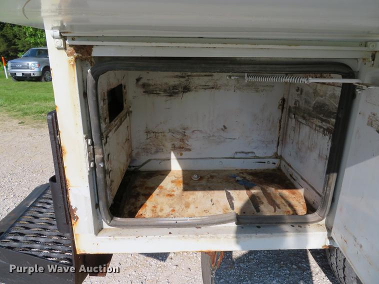 image for item DE8075 2001 Ford F350 Super Duty XL SuperCab utility bed pickup truck