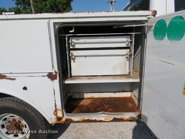 image for item DE8075 2001 Ford F350 Super Duty XL SuperCab utility bed pickup truck