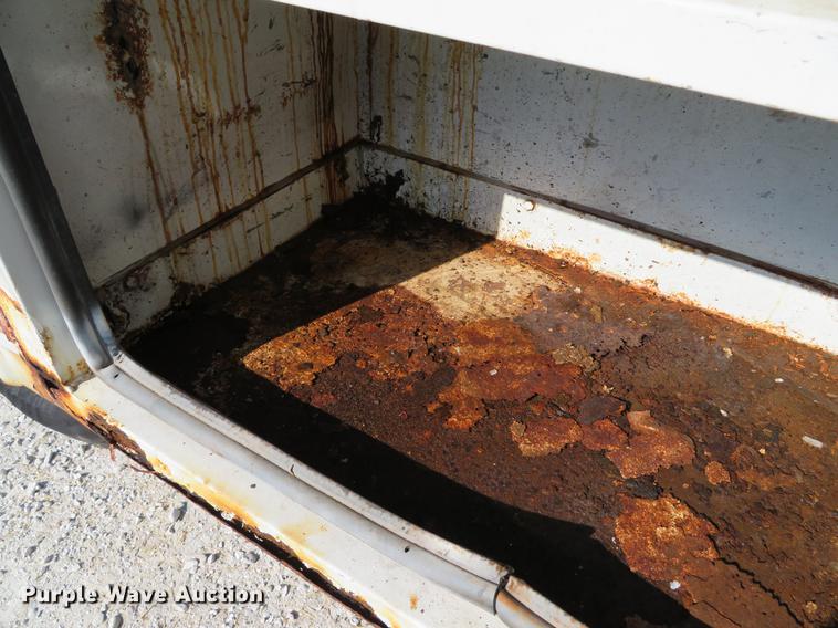 image for item DE8075 2001 Ford F350 Super Duty XL SuperCab utility bed pickup truck