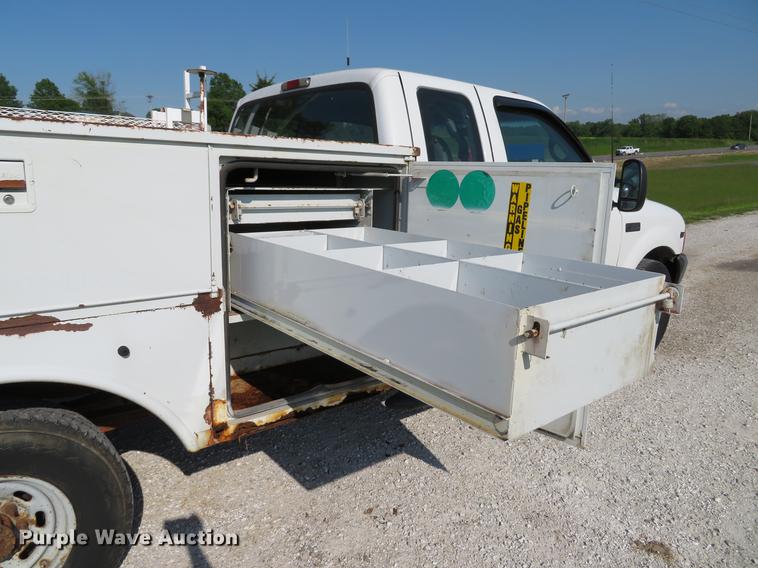 image for item DE8075 2001 Ford F350 Super Duty XL SuperCab utility bed pickup truck