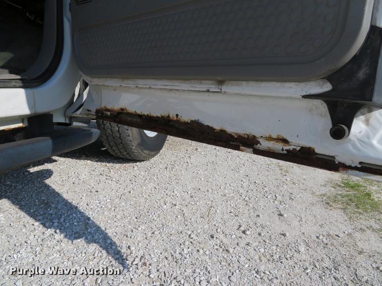 image for item DE8075 2001 Ford F350 Super Duty XL SuperCab utility bed pickup truck