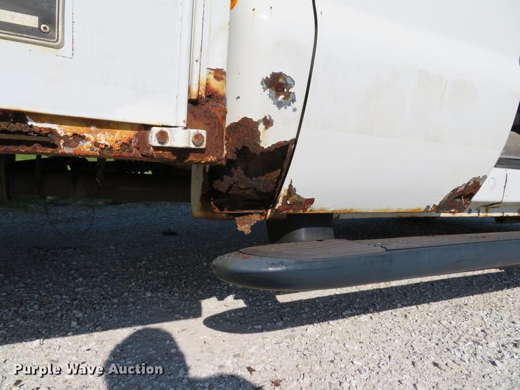 image for item DE8075 2001 Ford F350 Super Duty XL SuperCab utility bed pickup truck