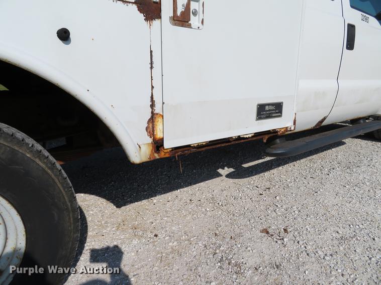 image for item DE8075 2001 Ford F350 Super Duty XL SuperCab utility bed pickup truck