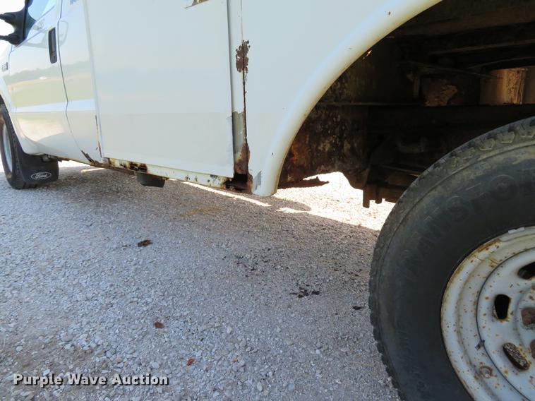 image for item DE8075 2001 Ford F350 Super Duty XL SuperCab utility bed pickup truck