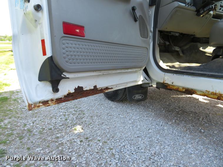 image for item DE8075 2001 Ford F350 Super Duty XL SuperCab utility bed pickup truck