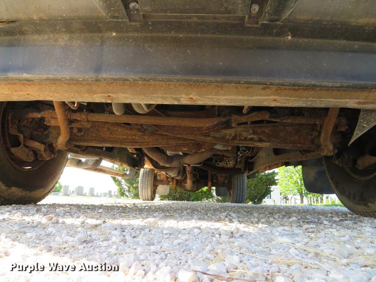 image for item DE8075 2001 Ford F350 Super Duty XL SuperCab utility bed pickup truck