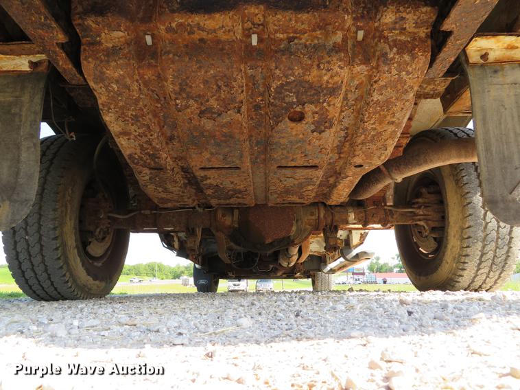 image for item DE8075 2001 Ford F350 Super Duty XL SuperCab utility bed pickup truck