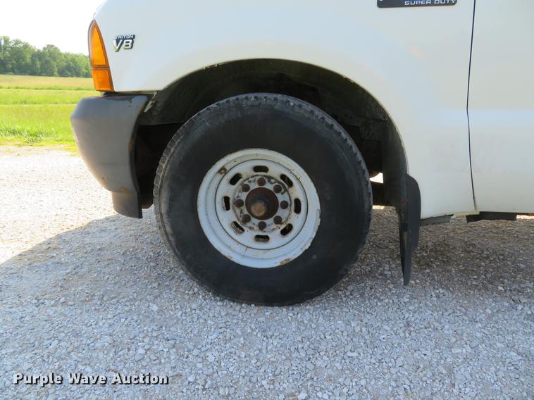 image for item DE8075 2001 Ford F350 Super Duty XL SuperCab utility bed pickup truck