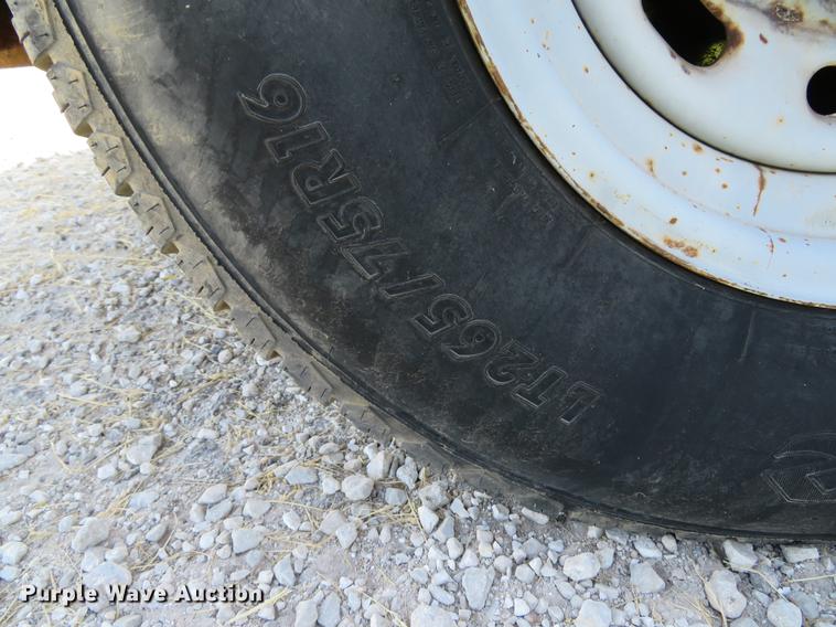 image for item DE8075 2001 Ford F350 Super Duty XL SuperCab utility bed pickup truck