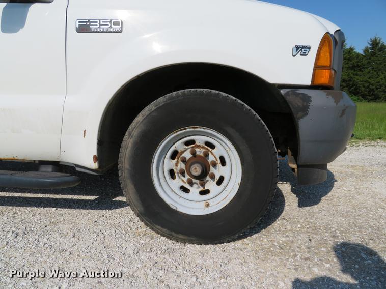 image for item DE8075 2001 Ford F350 Super Duty XL SuperCab utility bed pickup truck