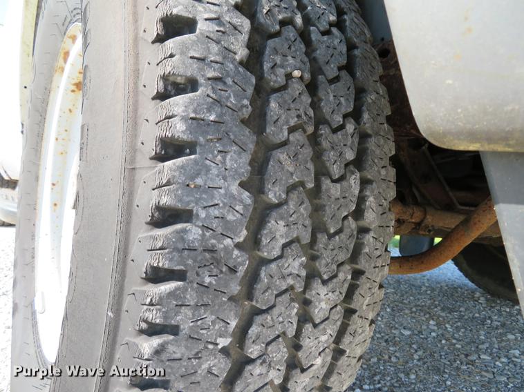 image for item DE8075 2001 Ford F350 Super Duty XL SuperCab utility bed pickup truck