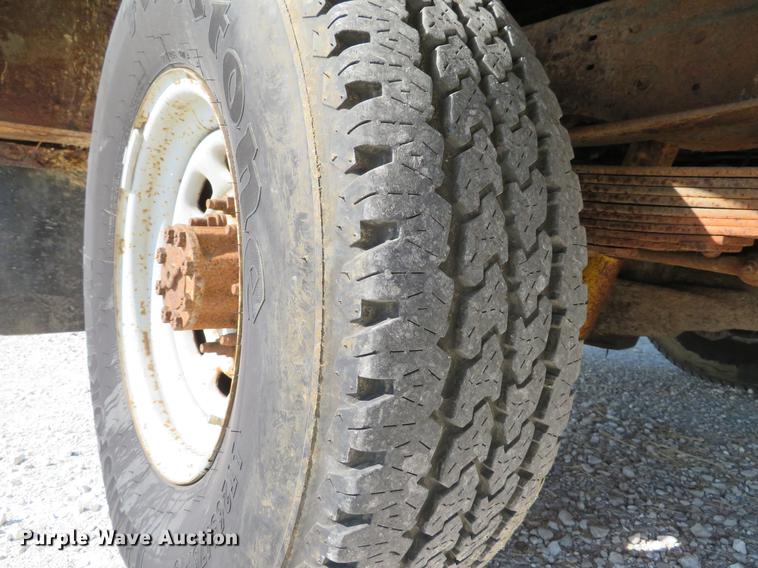 image for item DE8075 2001 Ford F350 Super Duty XL SuperCab utility bed pickup truck