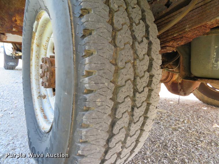 image for item DE8075 2001 Ford F350 Super Duty XL SuperCab utility bed pickup truck