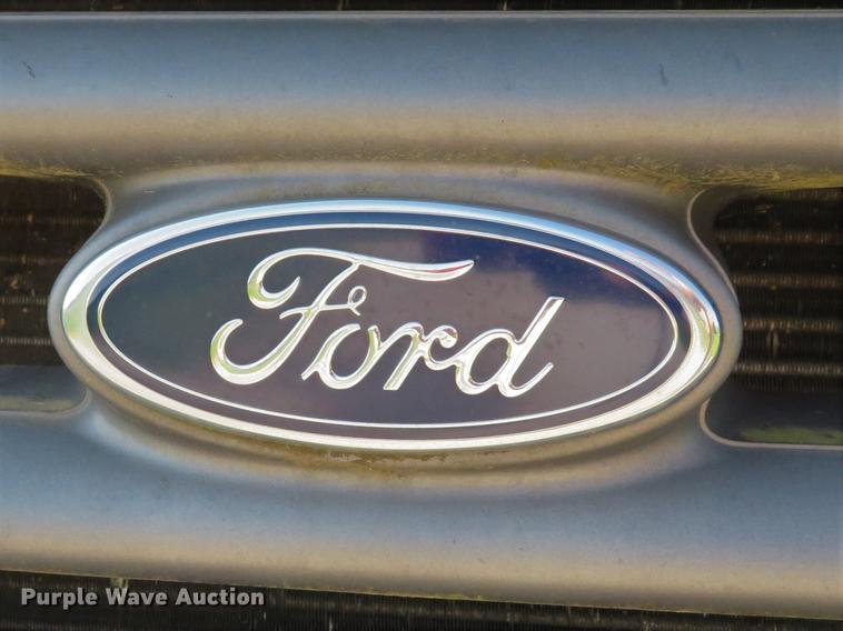 image for item DE8075 2001 Ford F350 Super Duty XL SuperCab utility bed pickup truck