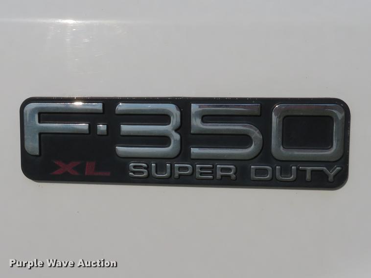 image for item DE8075 2001 Ford F350 Super Duty XL SuperCab utility bed pickup truck