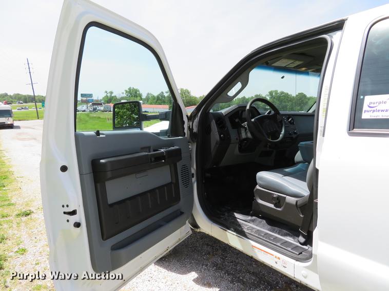 image for item DE8079 2011 Ford F550 Super Duty XL Crew Cab box truck