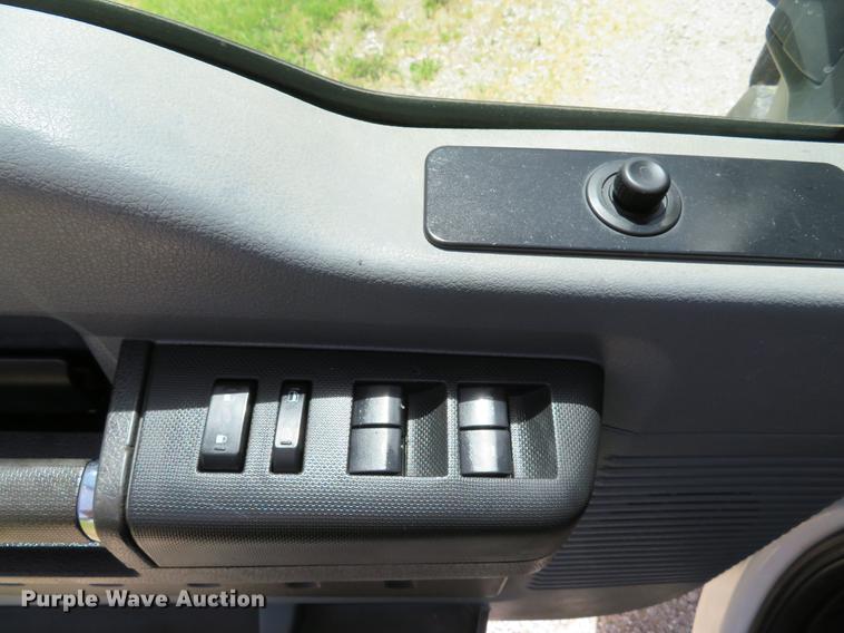 image for item DE8079 2011 Ford F550 Super Duty XL Crew Cab box truck