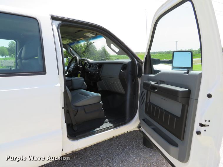 image for item DE8079 2011 Ford F550 Super Duty XL Crew Cab box truck