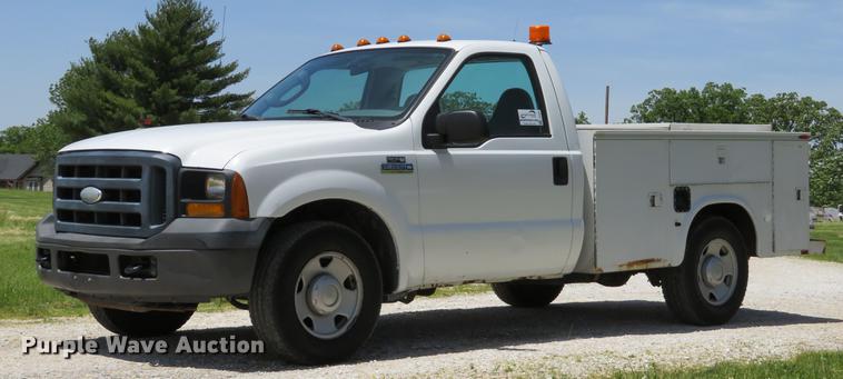 image for item DE8081 2006 Ford F250 Super Duty XL utility bed pickup truck