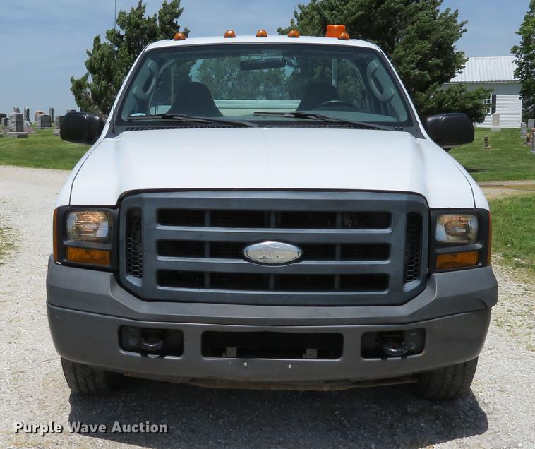 image for item DE8081 2006 Ford F250 Super Duty XL utility bed pickup truck