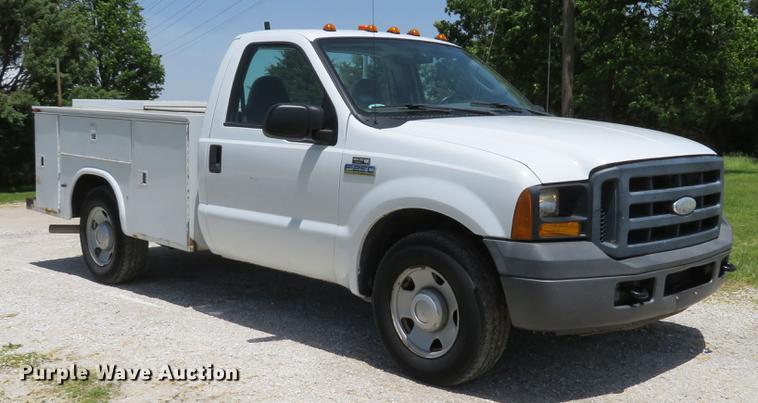 image for item DE8081 2006 Ford F250 Super Duty XL utility bed pickup truck