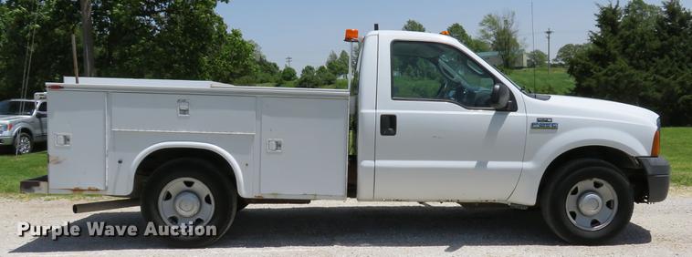 image for item DE8081 2006 Ford F250 Super Duty XL utility bed pickup truck