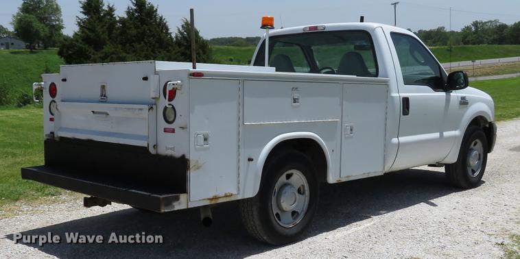 image for item DE8081 2006 Ford F250 Super Duty XL utility bed pickup truck
