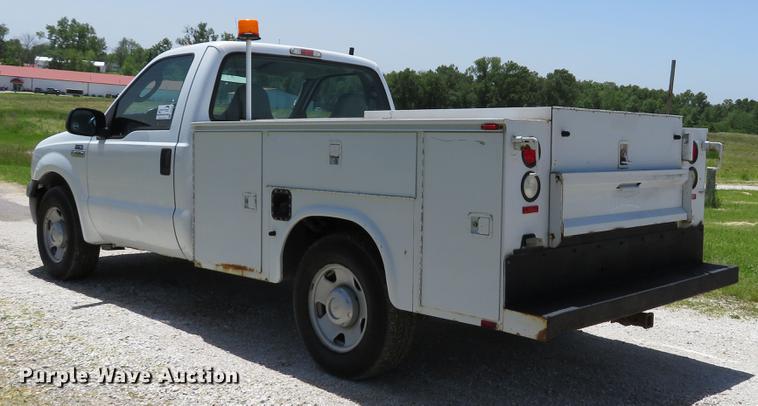 image for item DE8081 2006 Ford F250 Super Duty XL utility bed pickup truck