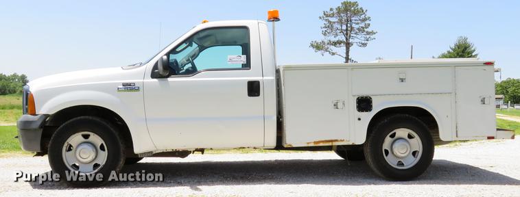 image for item DE8081 2006 Ford F250 Super Duty XL utility bed pickup truck