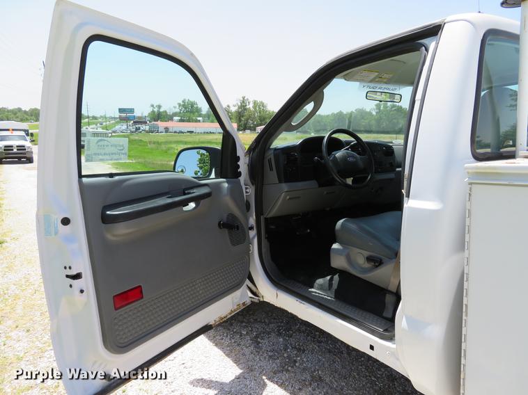 image for item DE8081 2006 Ford F250 Super Duty XL utility bed pickup truck