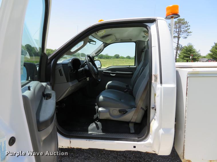 image for item DE8081 2006 Ford F250 Super Duty XL utility bed pickup truck