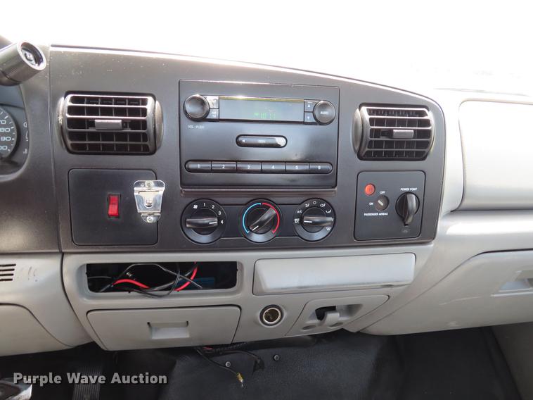 image for item DE8081 2006 Ford F250 Super Duty XL utility bed pickup truck