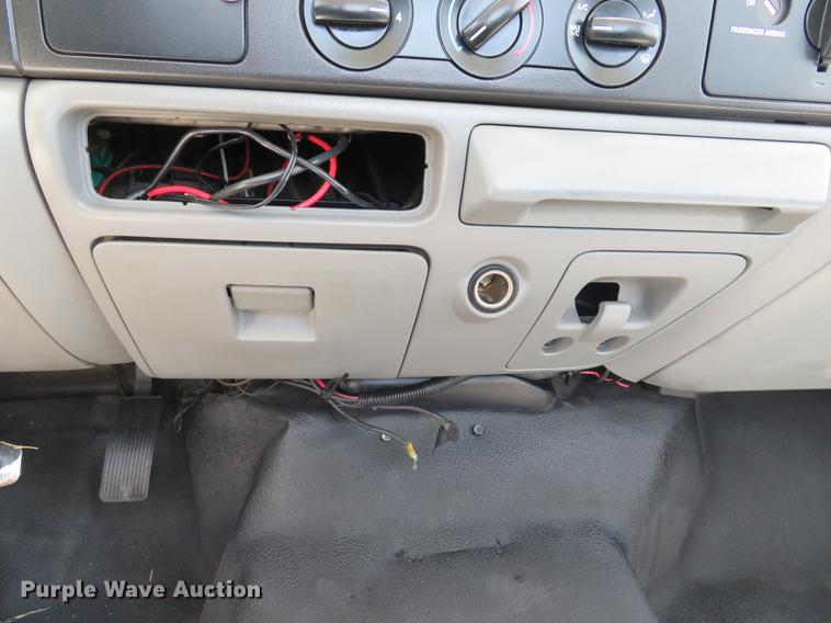 image for item DE8081 2006 Ford F250 Super Duty XL utility bed pickup truck