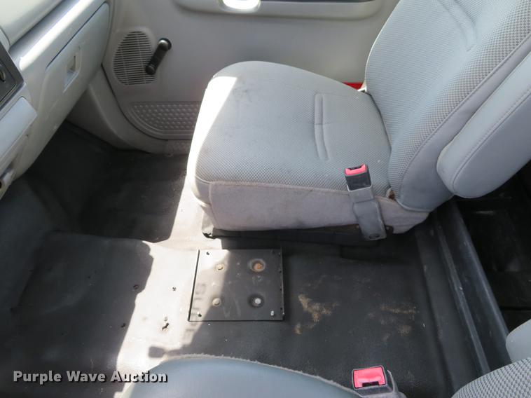 image for item DE8081 2006 Ford F250 Super Duty XL utility bed pickup truck