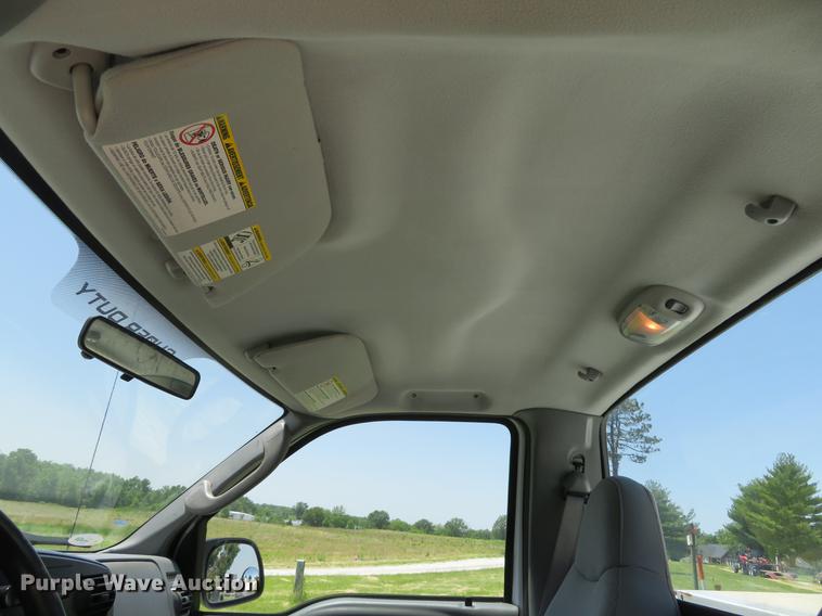 image for item DE8081 2006 Ford F250 Super Duty XL utility bed pickup truck