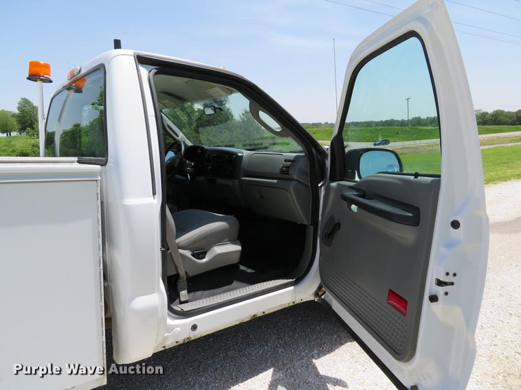 image for item DE8081 2006 Ford F250 Super Duty XL utility bed pickup truck