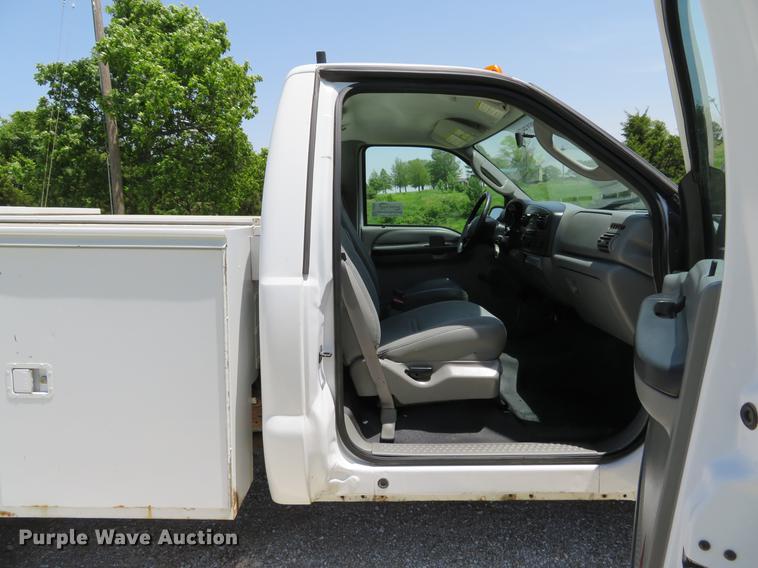 image for item DE8081 2006 Ford F250 Super Duty XL utility bed pickup truck