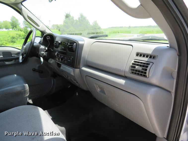 image for item DE8081 2006 Ford F250 Super Duty XL utility bed pickup truck