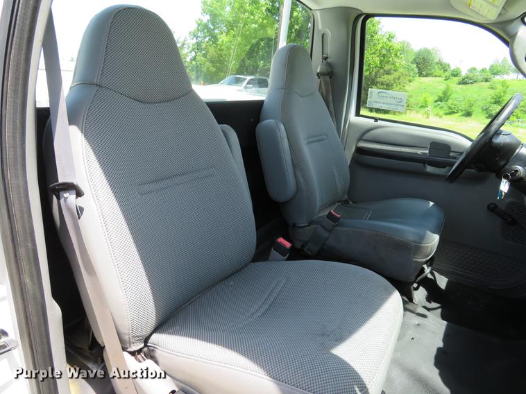 image for item DE8081 2006 Ford F250 Super Duty XL utility bed pickup truck