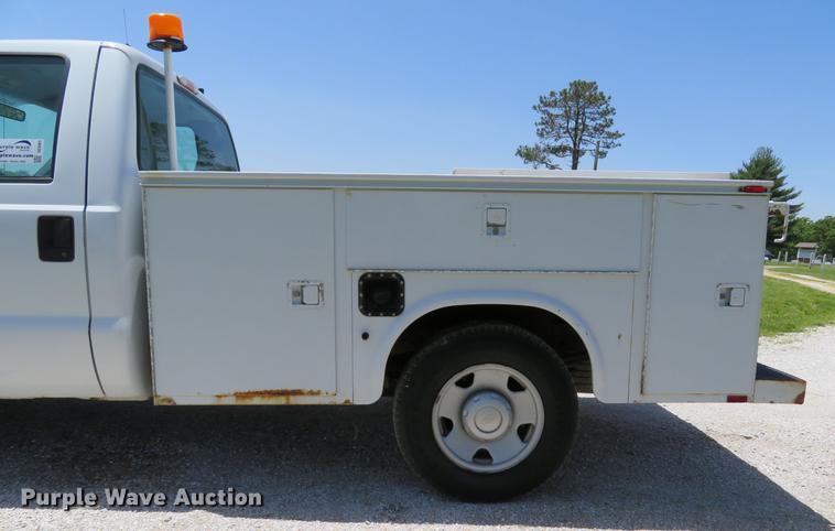 image for item DE8081 2006 Ford F250 Super Duty XL utility bed pickup truck