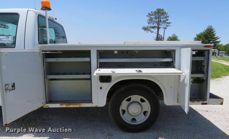 image for item DE8081 2006 Ford F250 Super Duty XL utility bed pickup truck