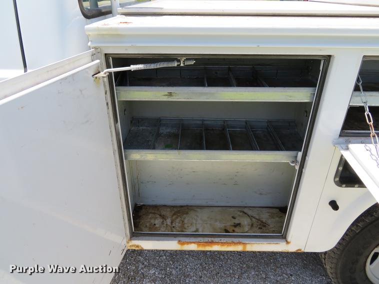 image for item DE8081 2006 Ford F250 Super Duty XL utility bed pickup truck