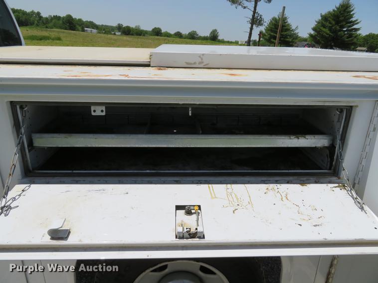 image for item DE8081 2006 Ford F250 Super Duty XL utility bed pickup truck