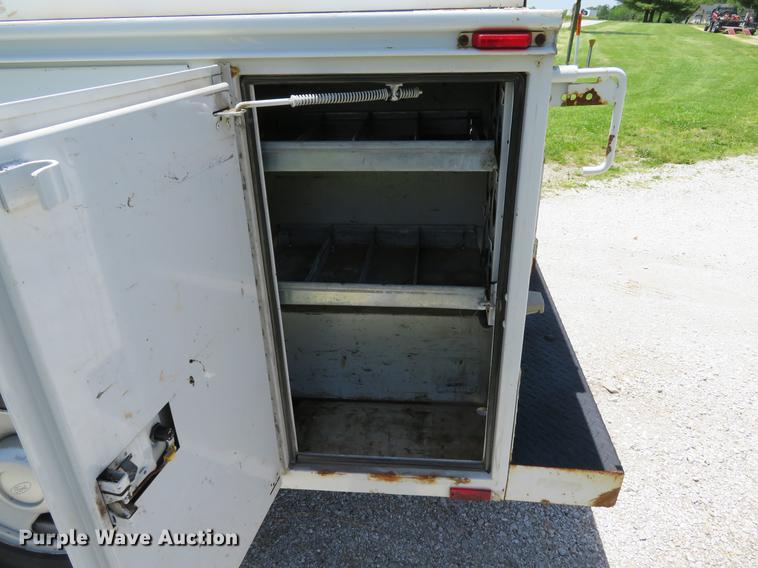 image for item DE8081 2006 Ford F250 Super Duty XL utility bed pickup truck