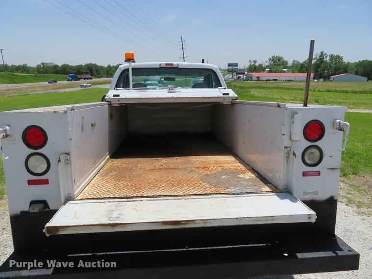 image for item DE8081 2006 Ford F250 Super Duty XL utility bed pickup truck